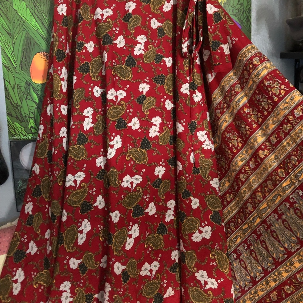 🎀🎀Jezebel Red print 100% silk wrap around skirt